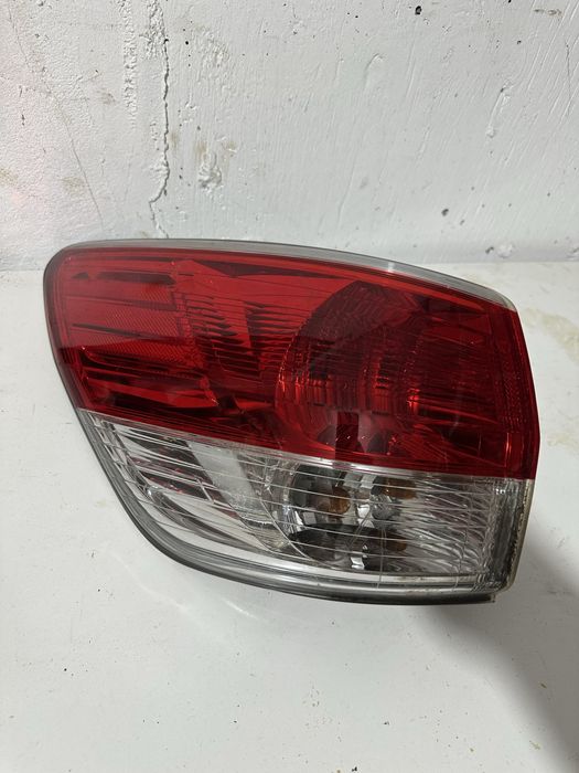 Задний левый фонар на Nissan pathfinder 2016