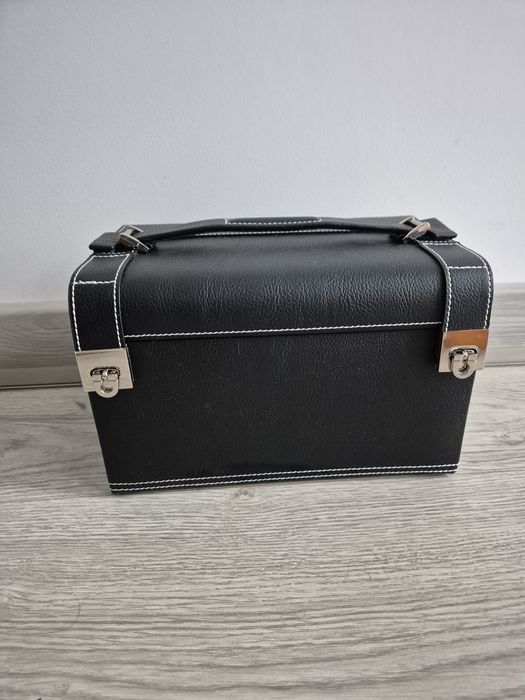 Caseta de bijuterii din piele