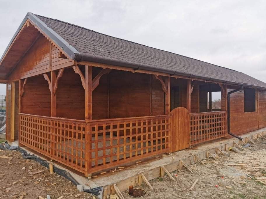 Foișor, terasa cabanuța de lemn.