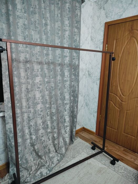 Продам вешалку напольную.
