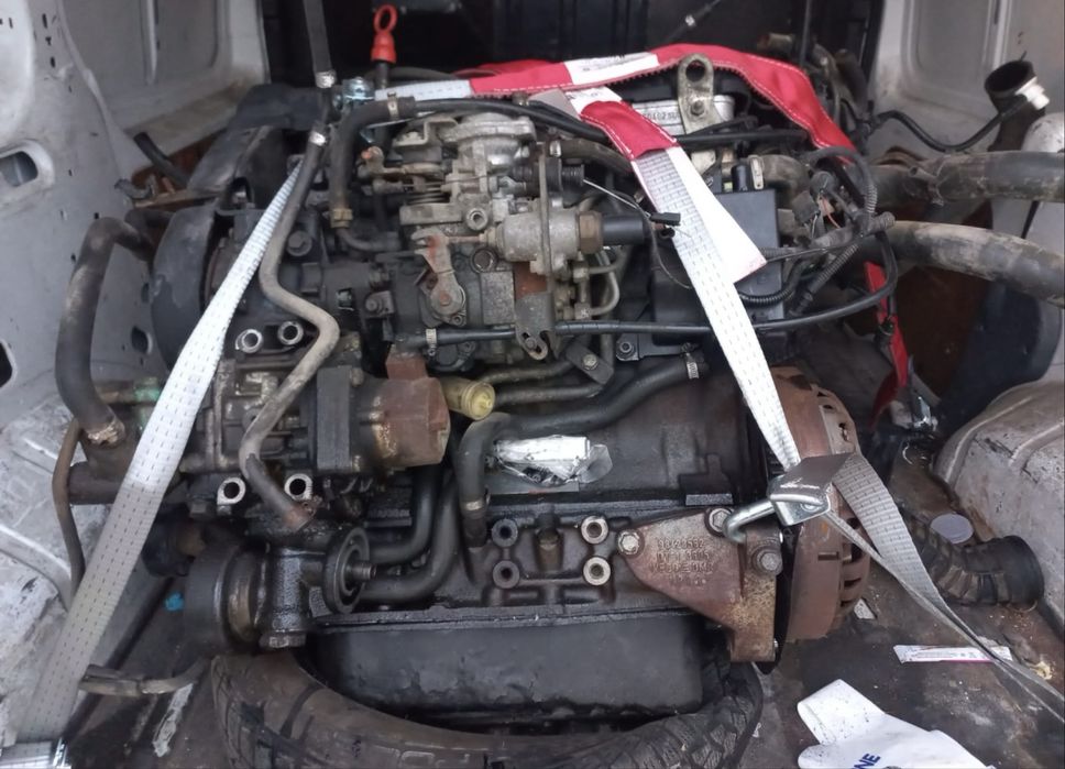 Продавам двигателя от снимките 2.8