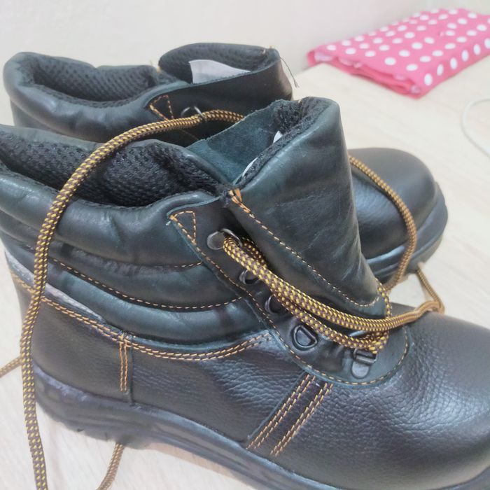 Продам спец обувь 10 000