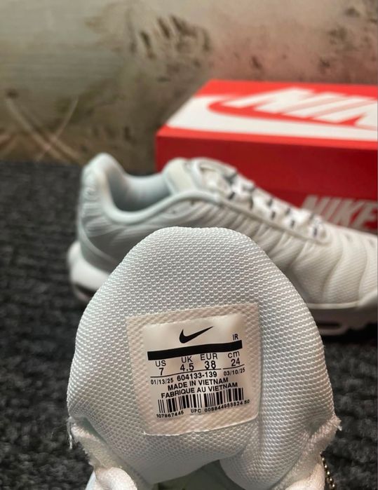 Adidasi nike albi noi