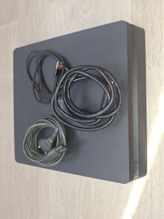Ps4 slim 500gb с 2 игри