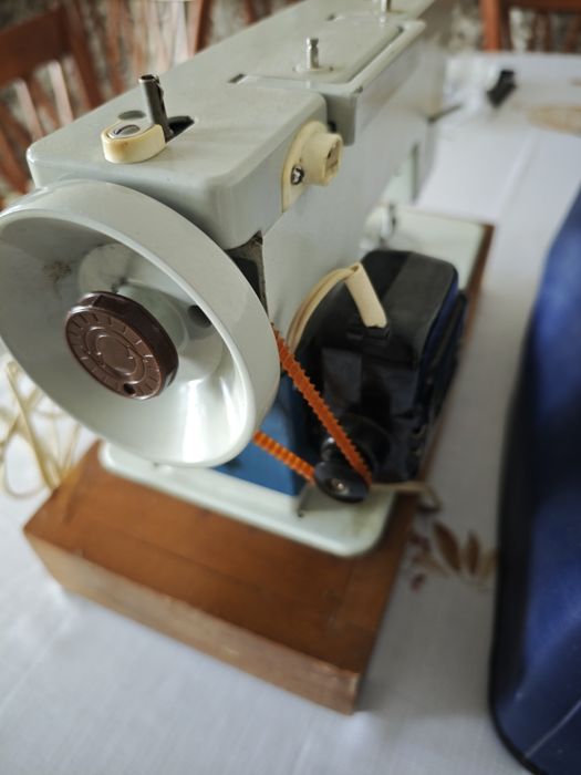 Продам б/у швейную машинку