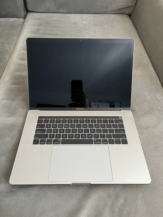 MacBook Pro 2017 15" (model A1707) defect - se vinde pentru piese
