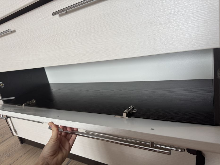 Комод в комплекте с зеркалом.