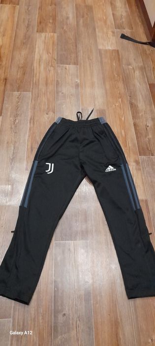 Продам футбольную форму ювентус адидас