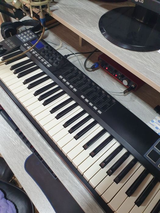 Midi klavish srochno sotiladi