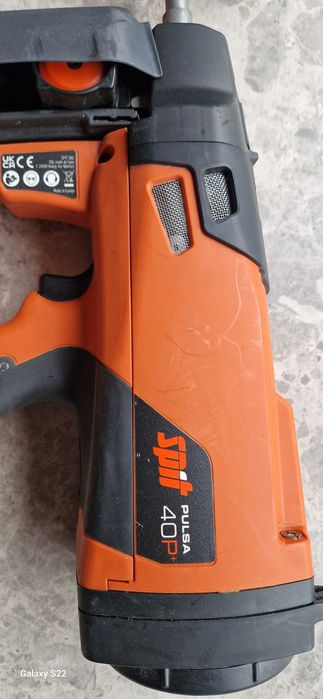 Spit pistol de cuie pe gaz