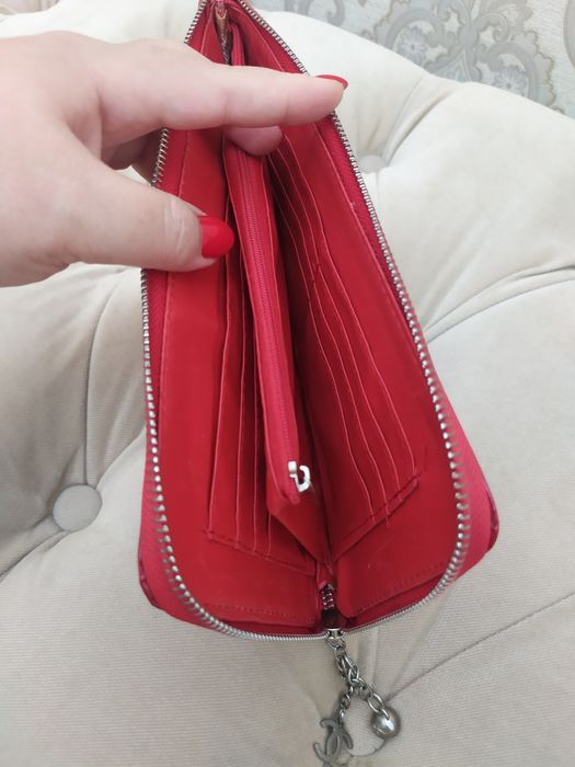 Продается  красный клатч