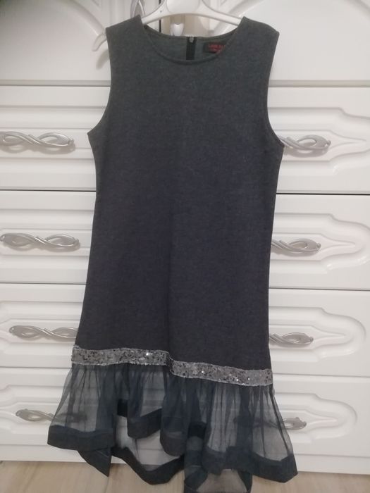 Продам на девочку платья