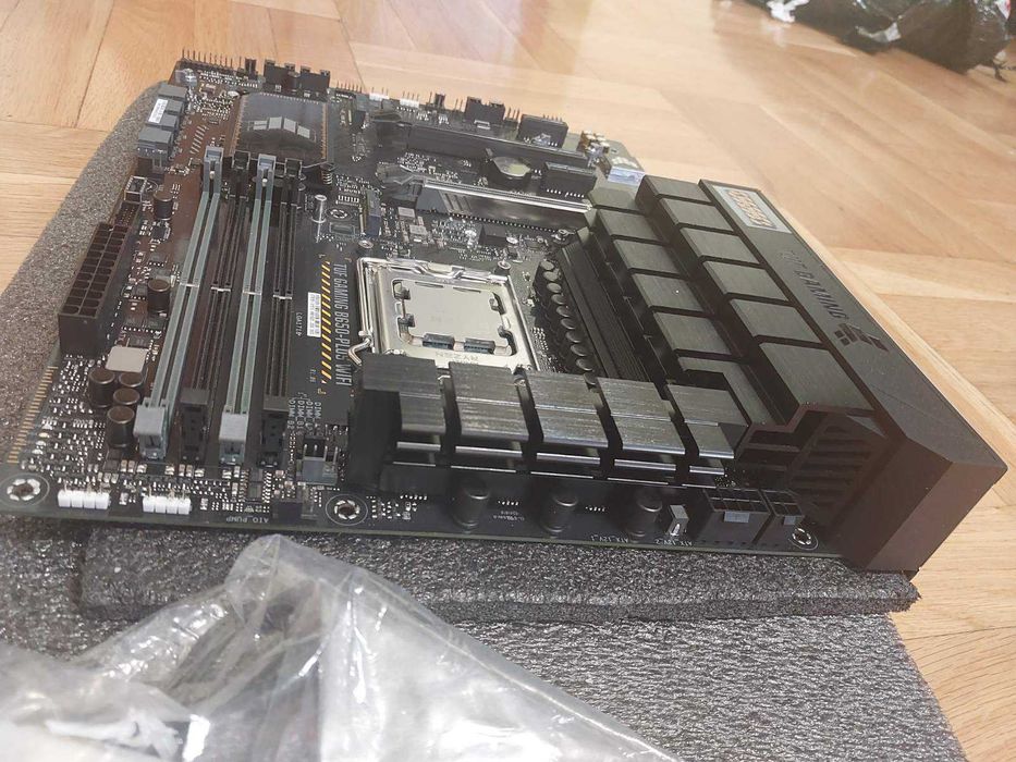 AMD Ryzen 9 7950X + Asus TUF Gaming B650 Plus Wi-Fi