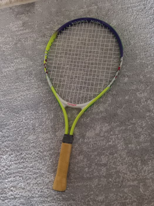 Теннисная ракетка