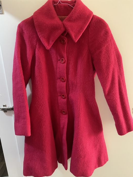 Червено вълнено палто