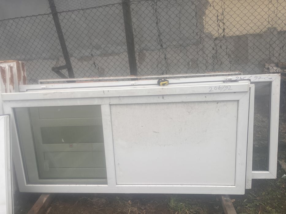 De vânzare uși geamuri second Hand de termopan și calorifere din tablă