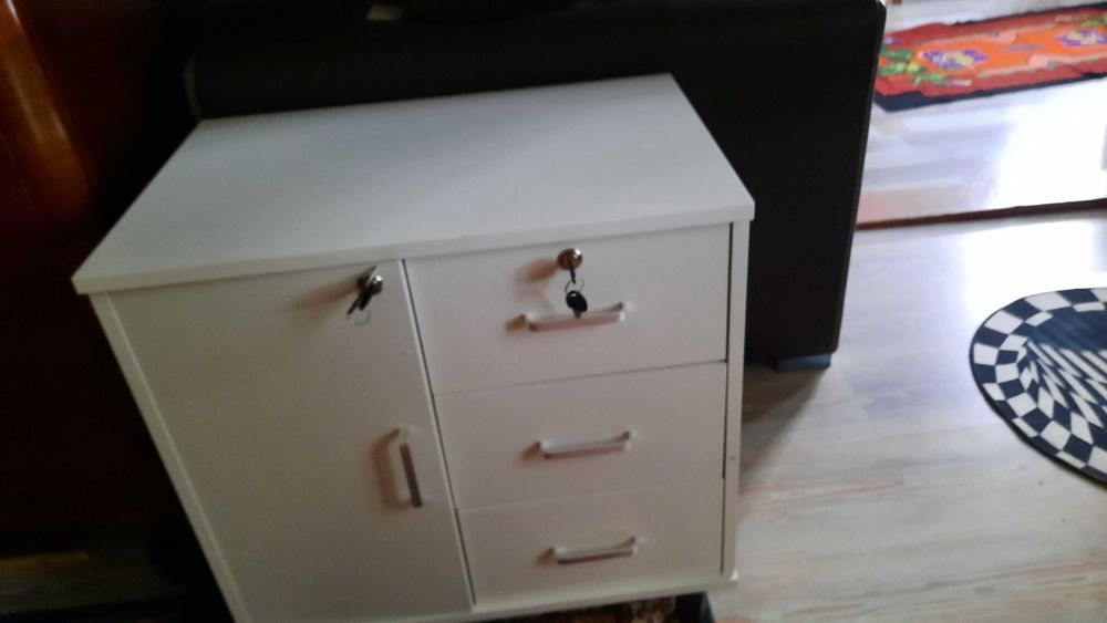 Продавам шкафче подходящо е за документи или други цености