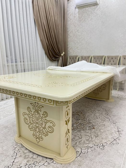 Стол с 14 стулями