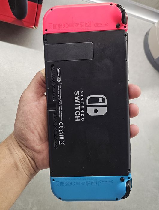 Nintendo Switch HAC-001(-01) V2 + 32 GB MicroSD