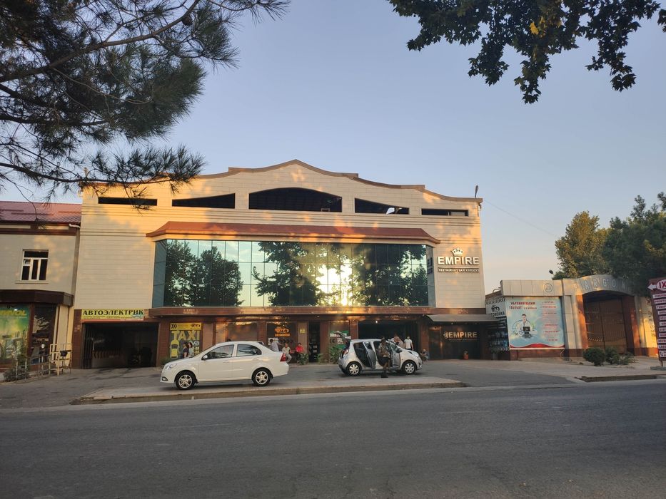 Принимает на работу