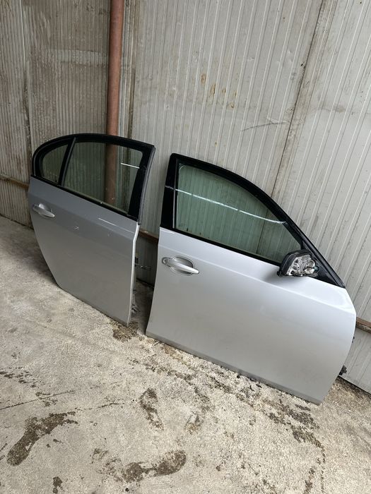 Portiera usa dreapta fata BMW Seria 5 E60 Portiera dreapta spate BMW seria 5 E60 gri metalizat