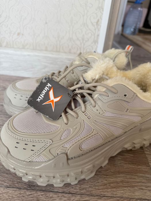 Продам новые кроссовки