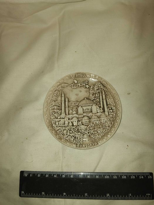 Продавам декоративна чинийка.