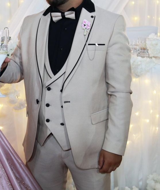 Бежов костюм с папионка и елек