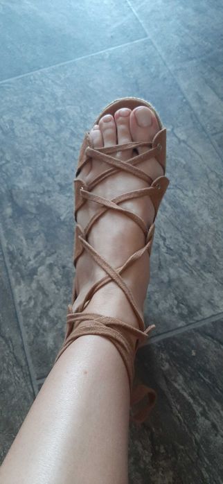 Сандали, висока подметка