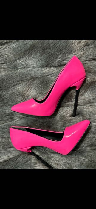 Високи розови токчета