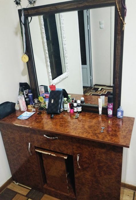 Продаётся Спальный гарнитур очень хорошем состояние.