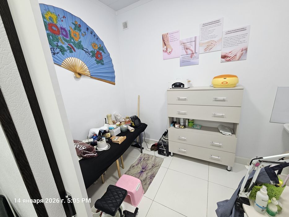 Ayollar saloni mebellari sotiladi