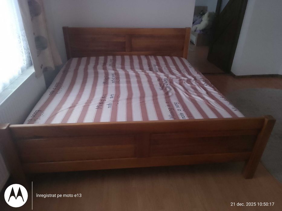 Vând pat dormitor din nuc. Culoare naturala, dimensiuni 180X200X90,