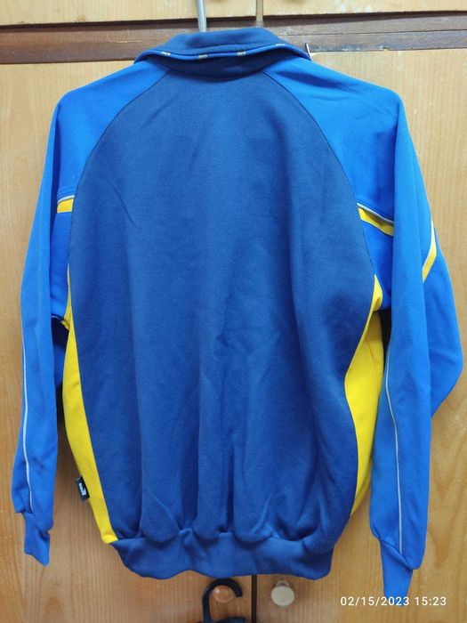 Тийнеджърски спортни дрехи в отлично състояние-суичъри, фанелки и др.