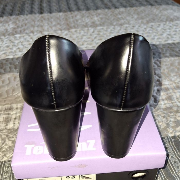 Дамски обувки на стабилен ток