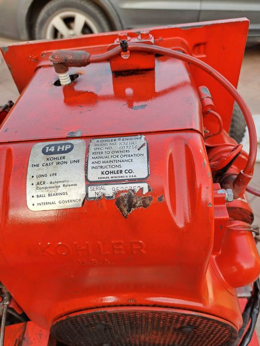 Tractor  pentru tuns iarba / gazon .
