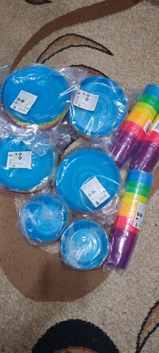 Castronele farfurii pahare 12 la set plastic reutilizabile  25 lei setul
