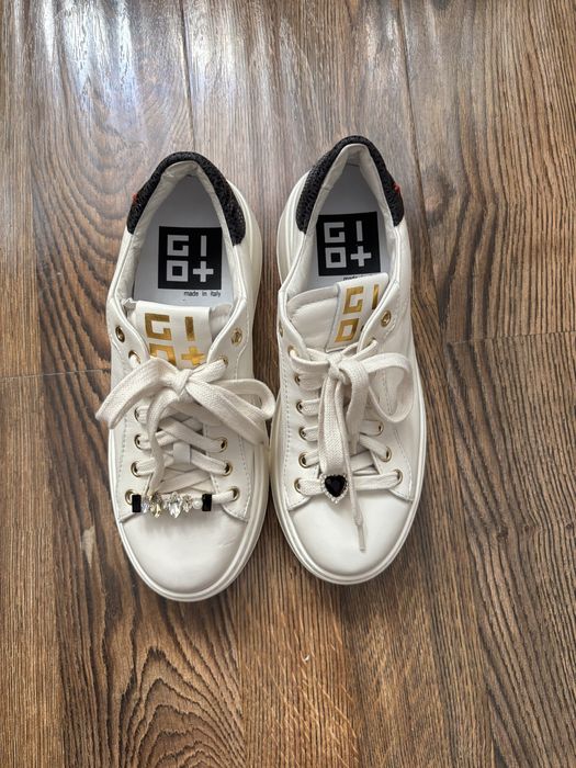 Белые кроссовки Gio на выской подошве