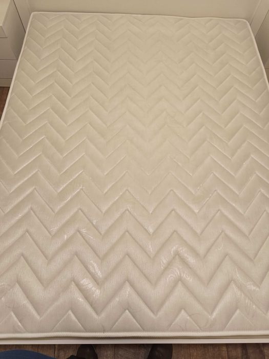 Спалня с матрак и две нощни шкафчета