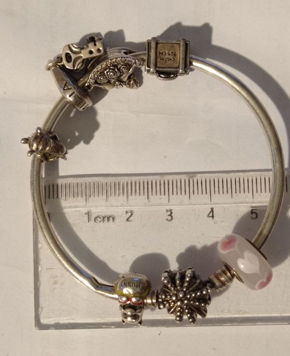 Vând/Schimb brățară Pandora-Stare conform foto,1 charm lipsă 3 pietre.