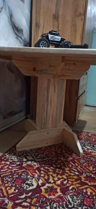 Стол не большой из дерева.