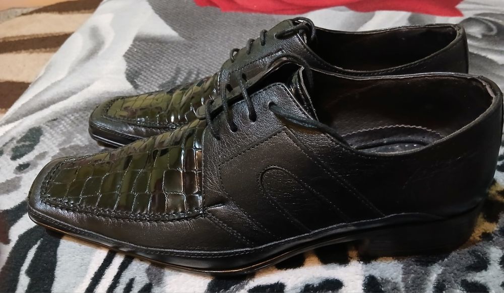 Vând urgent pantofi  din piele naturală  mărime 39