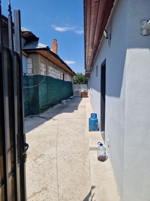 Vand casa la curte sector 5