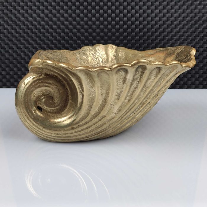 Масивна бронзова декорация