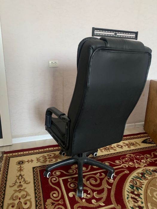 Офисный кресло и диван