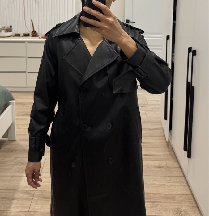 Черный тренч экокожа, сумочка.