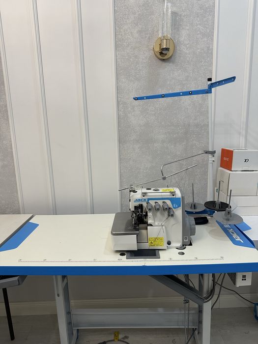 Оверлок JACK E3 (промышленный, с столом)