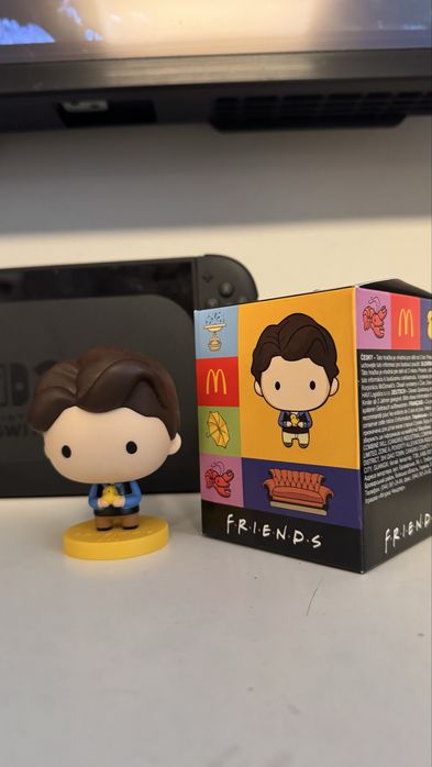 Макдоналдс Играчка McDonald's Friends  «приятели» фигурка чендлер