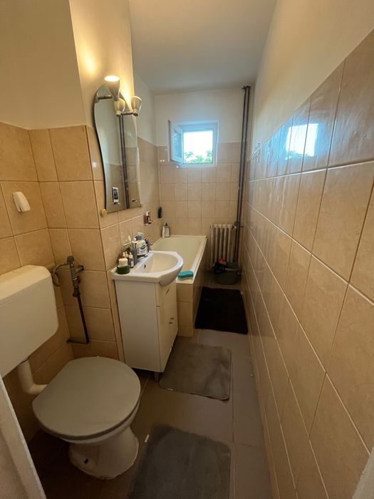 Dau închirie apartament cu două camere.