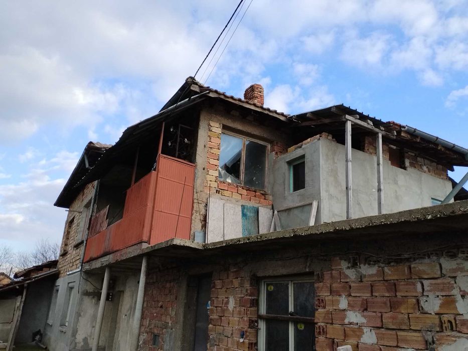 Продава се етаж от къща в село Първомайци.